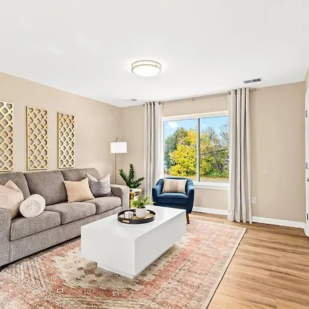 New! Charming Upper Unit In The Heart Of Roseville